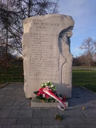 Kamień upamiętniający Jana Rodowicza na wysokości ul. Ciszewskiego