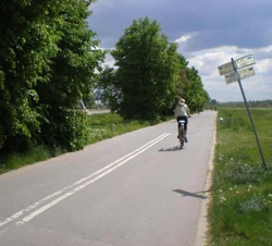 Ścieżka rowerowa wzdłuż 