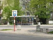 Widok sprzed przebudowy: Wersalska 04 (z przodu) i 02 (w tle)