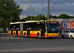  linii 133 jedzie ulicą  w kierunku pętli  ()