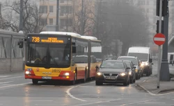 Autobus  na linii 738 w  ()