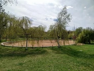 Stawbrd.jpg (373 KB) Pusty staw (w tle widoczna rzeźba "Sylwia")