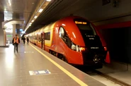 Warszawa Lotnisko Chopina, pociąg SKM S2 oczekuje na pasażerów