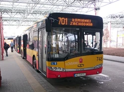 Autobus  w warszawskim malowaniu na linii  na pętli 