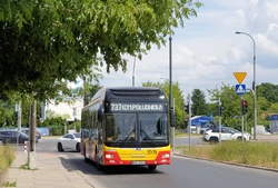 Autobus  na linii 737 przy przystanku  ()