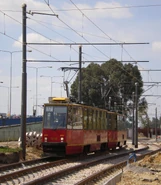 Tramwaj linii 17 jedzie po gotowym torowisku (21.08.2010)