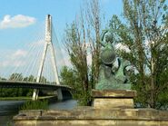 Syrenka01.jpg (867 KB) Pomnik w 2005 roku przed odnowieniem i wycięciem drzew