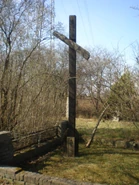 Drewniany krzyż obok szubienicy