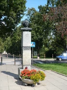 Rzeźba stoi tuż przy wejściu do parku Skaryszewskiego