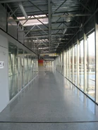 Oszklony korytarz na górnym poziomie węzła, łączący wszystkie jego elementy