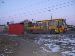 Autobus  na linii 718 na przystanku Hallera