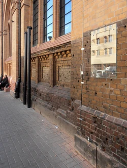 Hala Mirowska (ślady po pociskach)