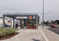 Wejście nr 1 do stacji metra Ulrychów, w oddali przystanek autobusowy Metro Ulrychów 02