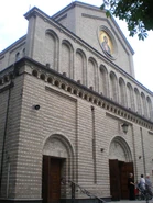 Widok na fasadę kościoła