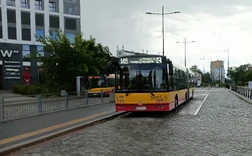 Autobus Solbus SM18 na linii  na pętli  ()
