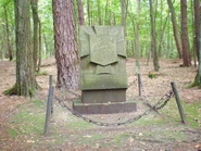 Pomnik upamiętniający rozstrzelanie Polaków przez hitlerowców w Lesie Kabackim, w pobliżu ul. Rybałtów