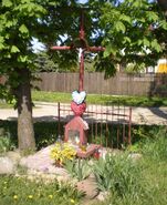 Fleminga, róg Pułaskiego – krzyż przydrożny (05.2011)