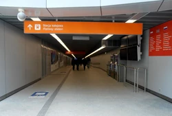 W-wa Lotnisko Chopina (przejście na peron)