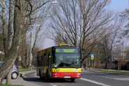 Autobus linii 197 wyjeżdżający z przystanku nr 02
