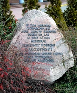 Kamień na rogu ulicy Towarowej upamiętniający miejsce, w którym stał dom Konstantego Ildefonsa Gałczyńskiego