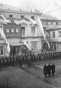 Obchody Święta Policji na dziedzińcu pałacu w 