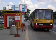 Autobus linii 509 na przystanku nr 03 (2010, wiata zintegrowana z kioskiem)