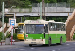 Autobus  (linia ) na przystanku Przy Agorze 02, w tle tramwaj wyjeżdżający z przystanku Przy Agorze 04