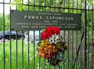 Tablica upamiętniająca Pawła Lipowczana (na bramie fortu "Okęcie")