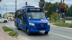 Autobus  na linii L-7 w Łomiankach ()