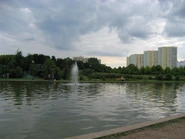 Park Brodnowski 3.jpg (523 KB) Staw z fontanną