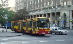 Autobus linii  na skrzyżowaniu Anielewicza z 