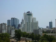 Wieżowiec widziany z dachu Muzeum Powstania Warszawskiego