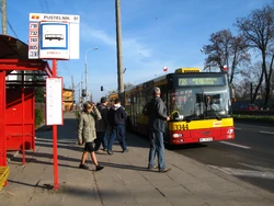 Autobus  na linii 718 na przystanku Pustelnik