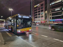 Autobus  na linii  na przystanku  ()