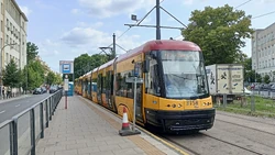 Tramwaj linii  na przystanku nr 05 ()