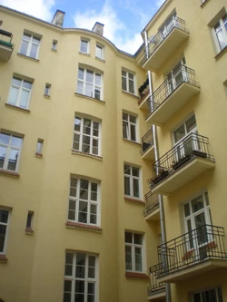 Tarczyńska (nr 11, podwórze)