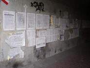 Tunel obwieszony kartkami upamiętniającymi obóz KL Warschau