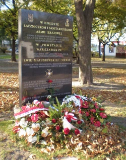 Tablica pamiątkowa na skwerze