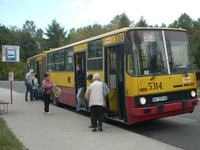 Autobus na linii „523” na pętli Fort Radiowo (2009)