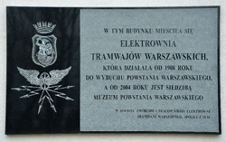 Tablica pamiątkowa na budynku