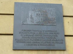 Tablica pamiątkowa na budynku