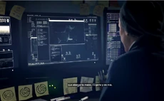 Damien viendo los archivos