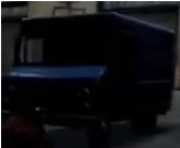 La furgoneta de color azul