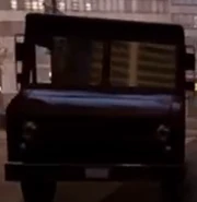 La furgoneta de color gris