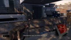 Aiden se esconde y pasa sigilosamente cerca de un guardia.