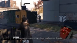 Aiden lanza un explosivo improvisado.