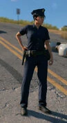 Policial do sexo feminino.