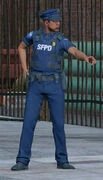 Outro policial de colete.
