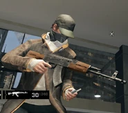 Aiden com uma AK-47.