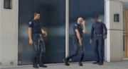 Um policial se levanta.